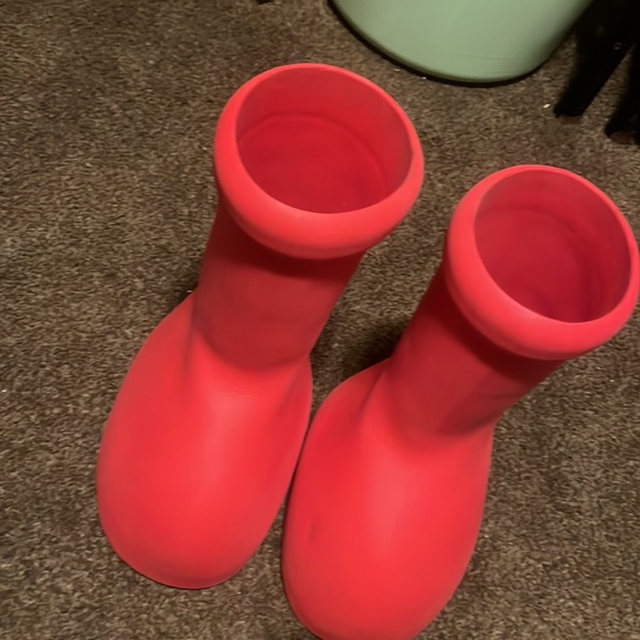 Big red Boots - Picture 2 of 3